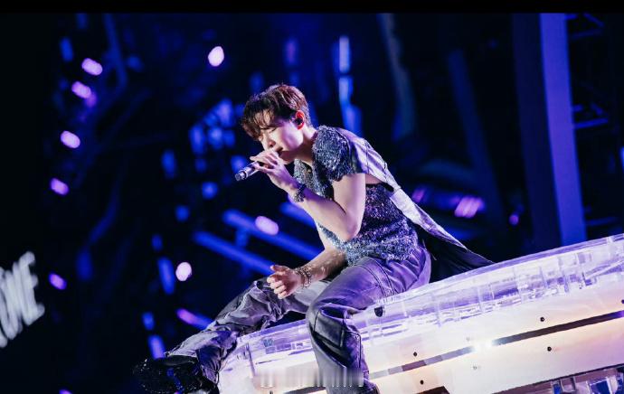 这双拖鞋救过Henry的命吗 粉丝发现Henry的“宝藏单品”了！这双拖鞋虽然不