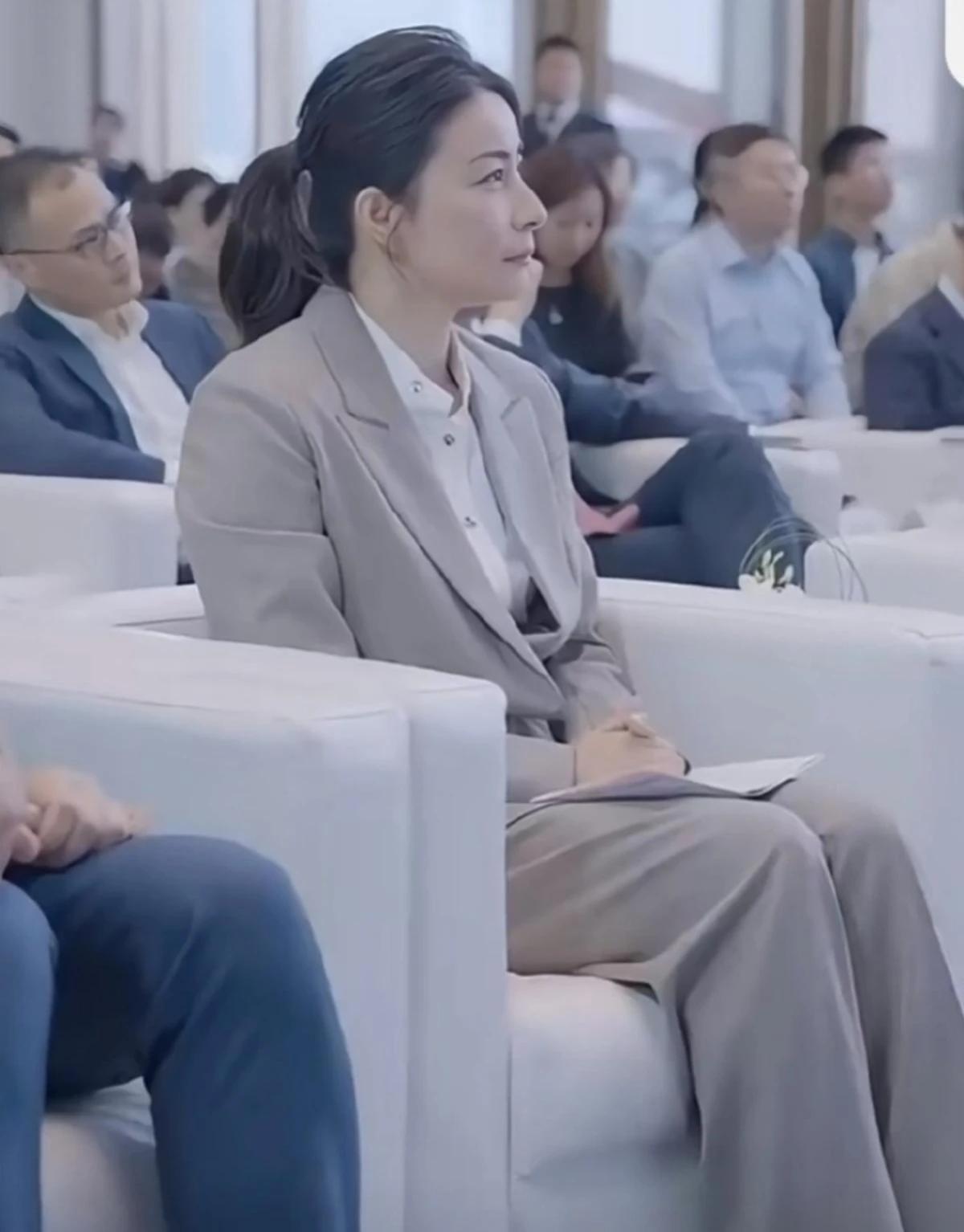 不得不说，很多人喜欢她都是有原因的！

她不像有些人总是喜欢拼命地展示自己的高贵