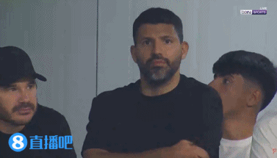 阿圭罗和小本子在糖果盒球场看台观战😍阿根廷vs毛里塔尼亚阿根廷队热身赛阿圭罗本