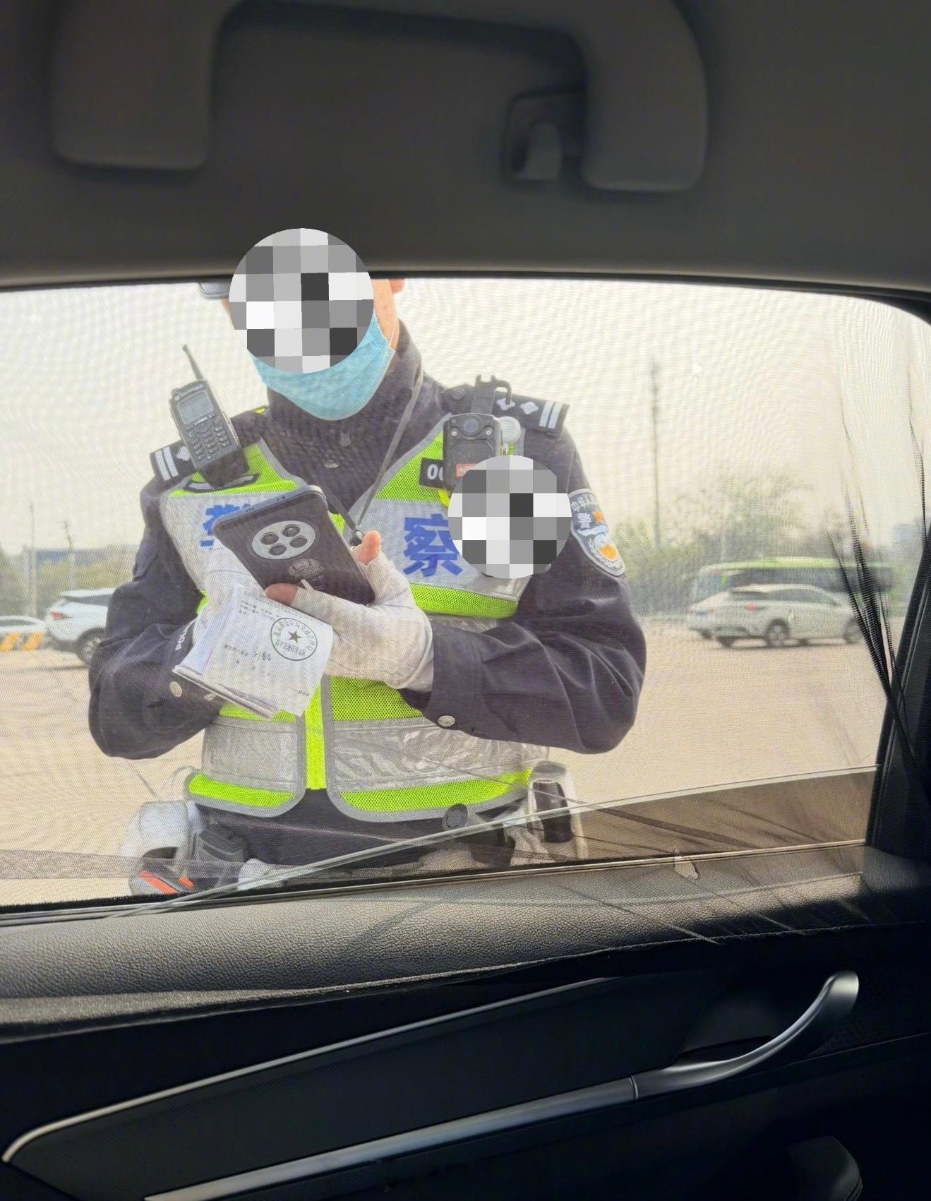 网友：北京现在坐车后座也查安全带了