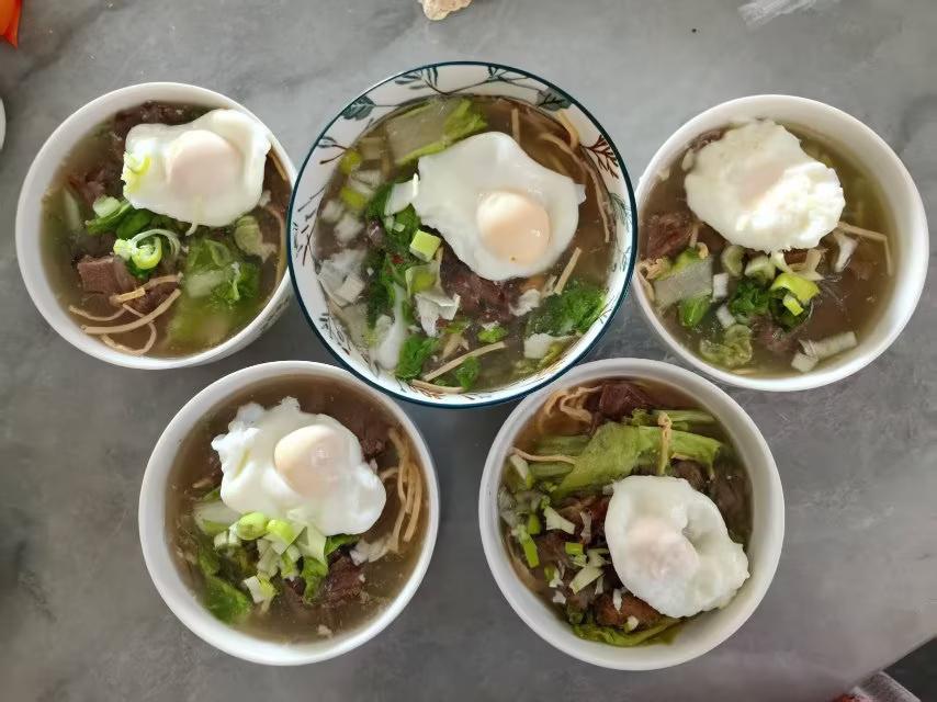 今日早餐
            微头条
今日周末自制早餐：
1、合包鸡蛋牛肉汤