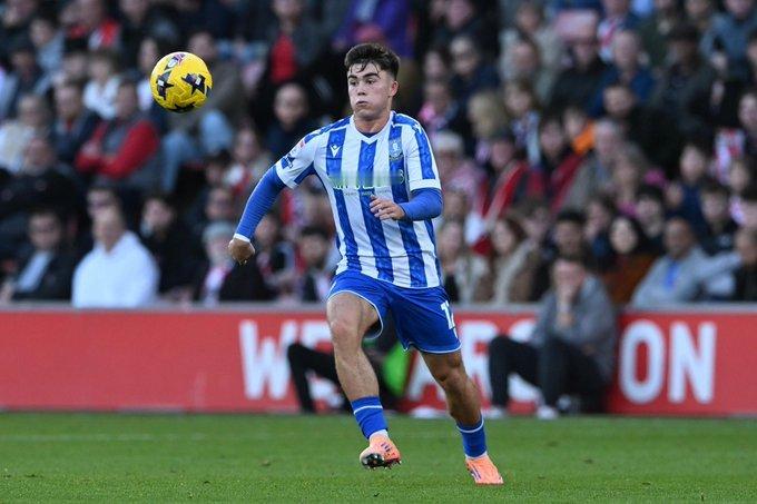 太阳报SL哈里阿玛斯的经纪人本周来到卡灵顿，商讨这位左后卫的未来曼联的租借球员在