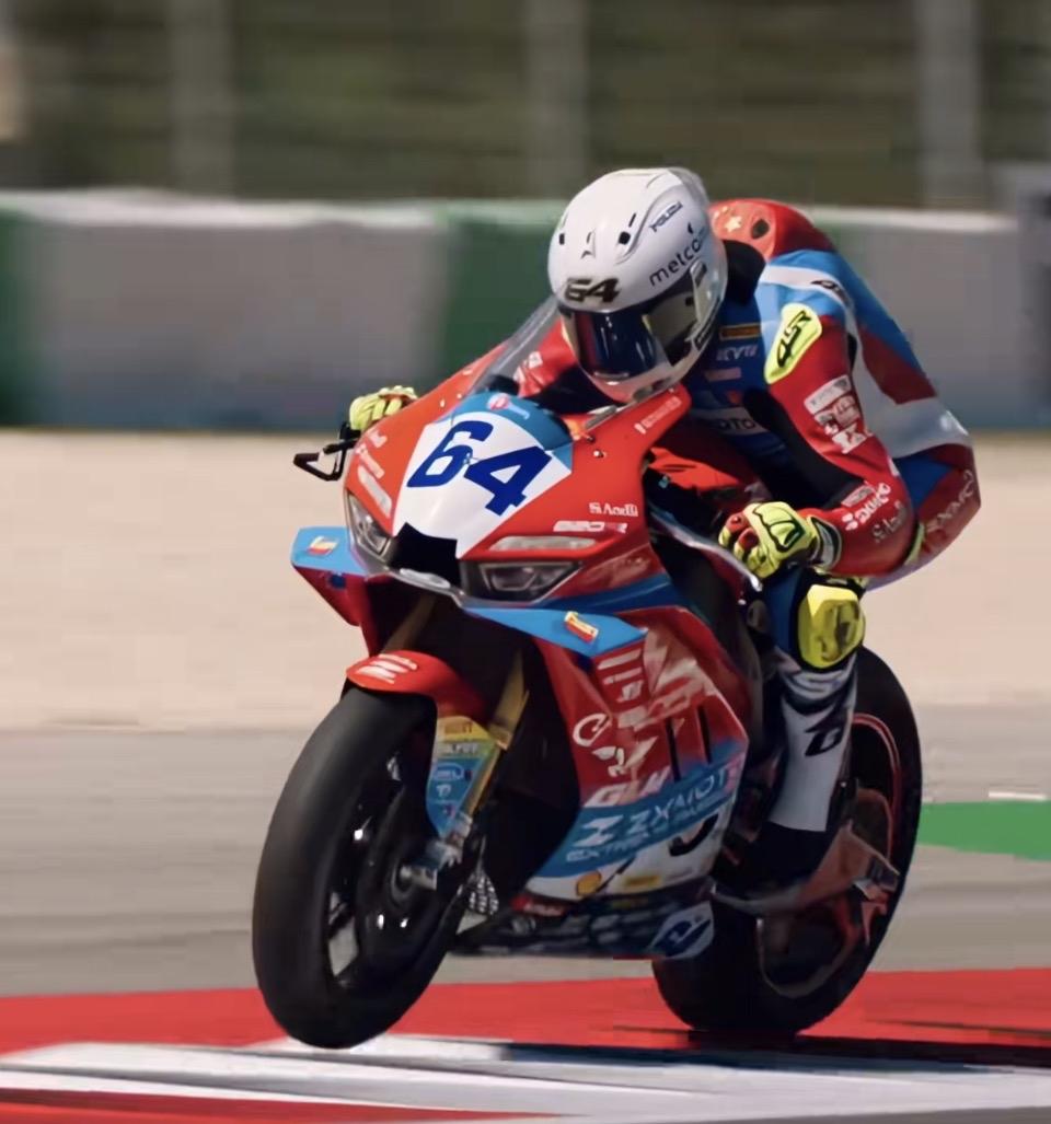 极速飞驰！赛车手64号，赛道上的王者！骑行赛车手赛车