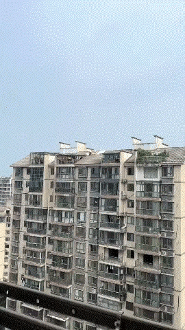 天呐！大妈这操作是艺高人胆大吗？在三十几层的楼顶上晾晒被子，看的腿都发软，这真是