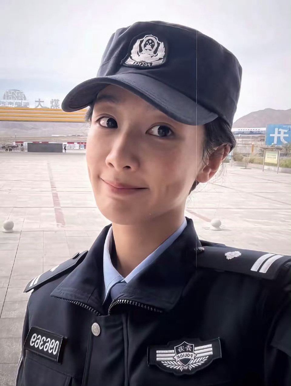 杨紫  雪压不垮，风折不断。饰演的白菊，淬霜成骨，沐光为魂。这场成长，要让人间，