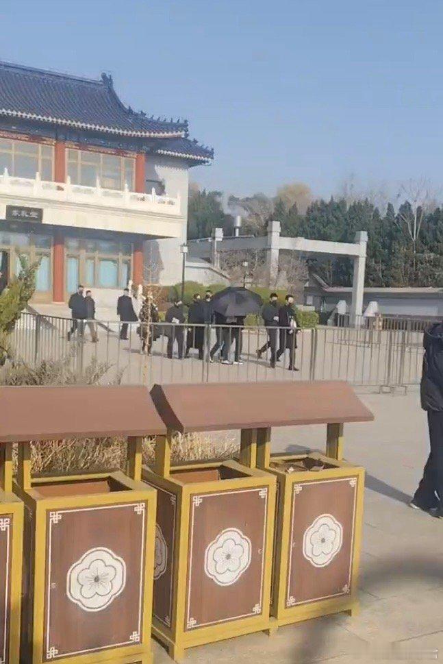 唐嫣一身黑衣参加公公追悼会 