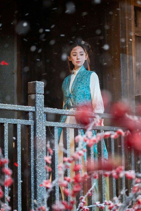 古力娜扎荣善宝人设娜扎玉茗茶骨战损妆墨染诗笺，雪映寒梅。于凛冽刺骨的风雪中，读懂