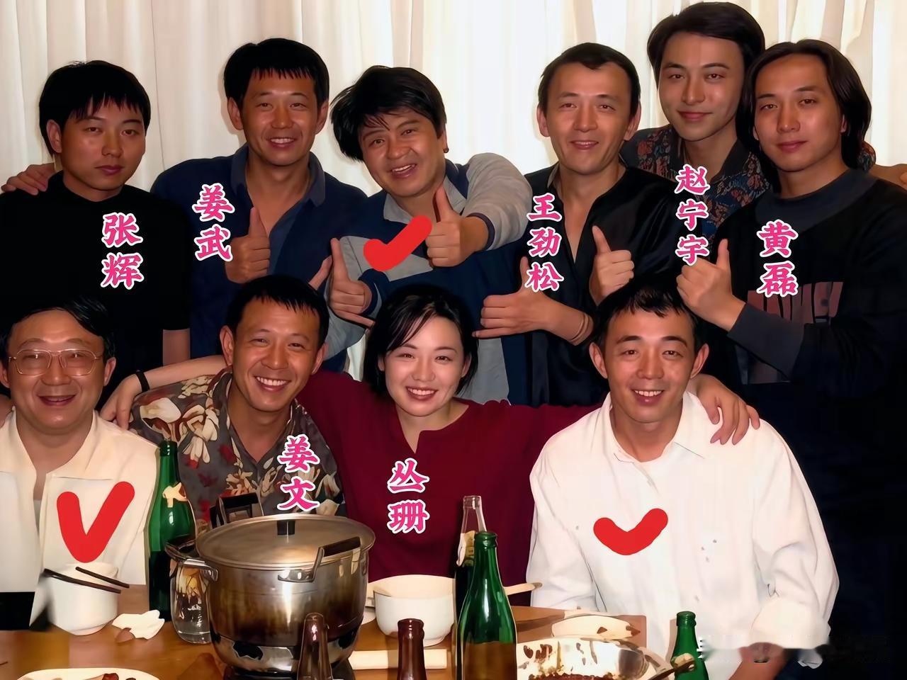 职业皆演员，
同行结深缘。
闲暇聚一起，
纪念拍照片。