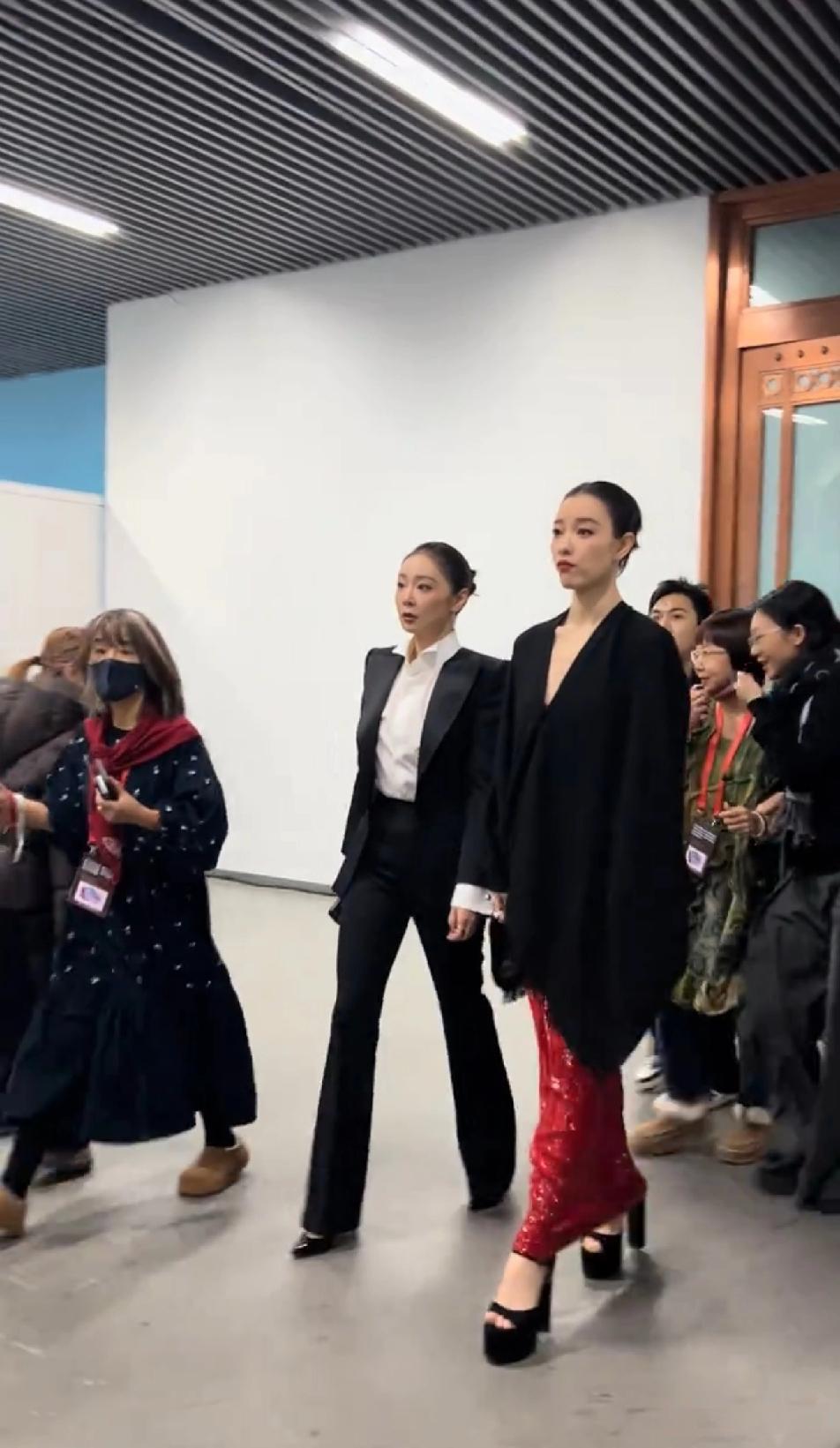 2023年2月，倪妮与高叶参加某25周年庆典，两人在活动后台的画面。

当时，高