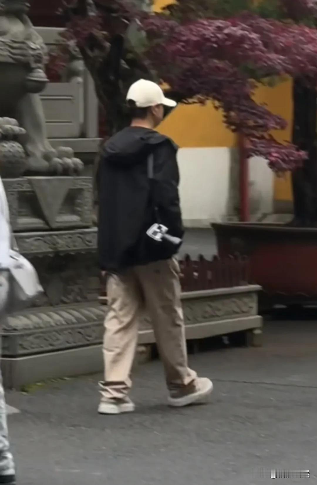 李现现身杭州灵隐寺，随身带着相机，看来这哥们是真爱摄影啊！
他个子高挑，戴着棒球