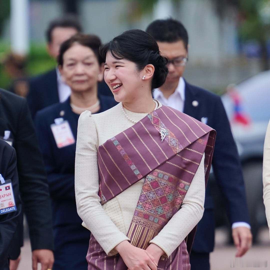 11月18日，敬宫爱子内亲王参观老挝万象凯旋门。度娘：1975年老挝解放时，万象