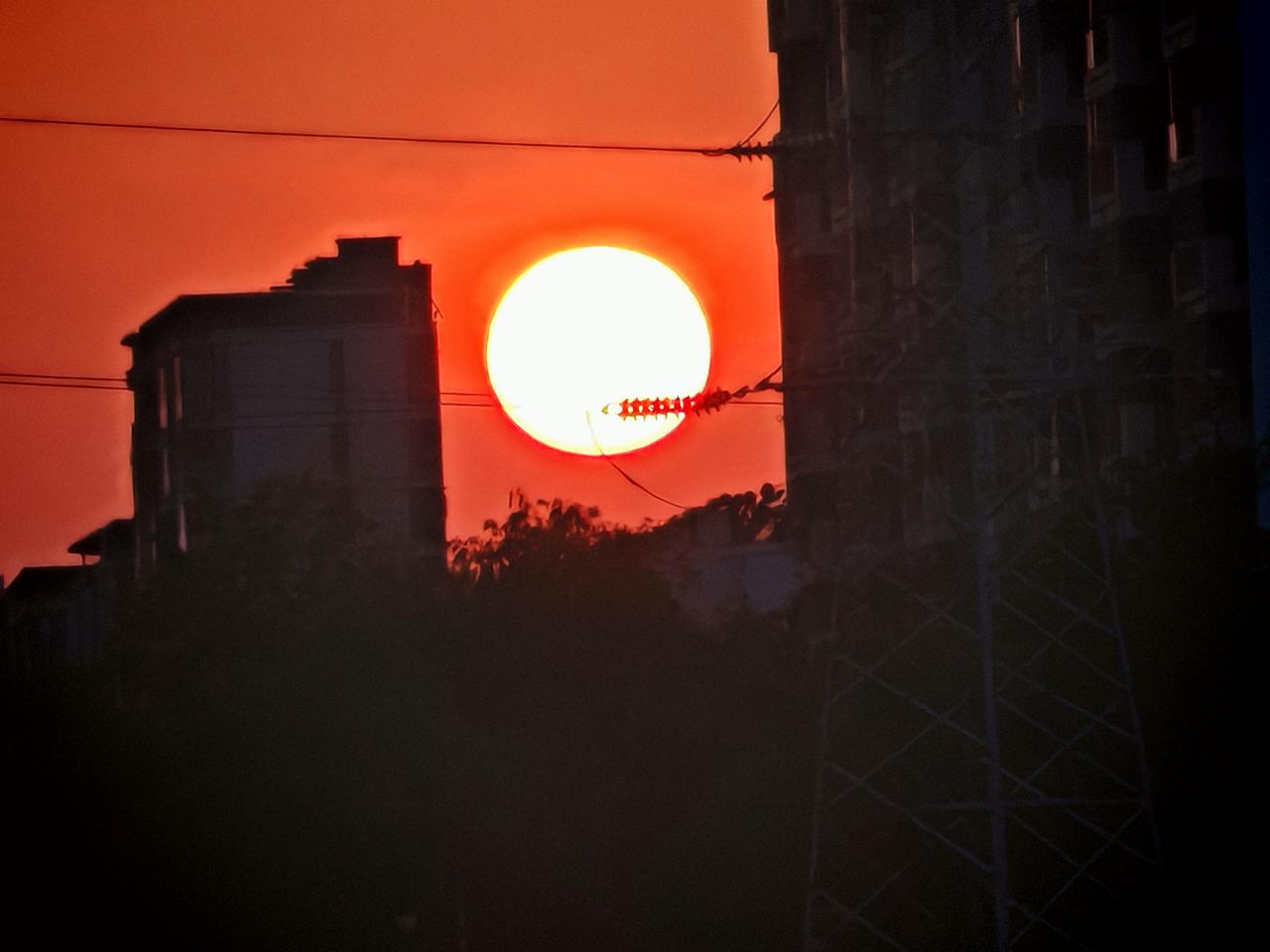 夕阳红，这词总能让人联想到温暖又美好的画面。就像公园里那些头发花白，却精神矍铄的