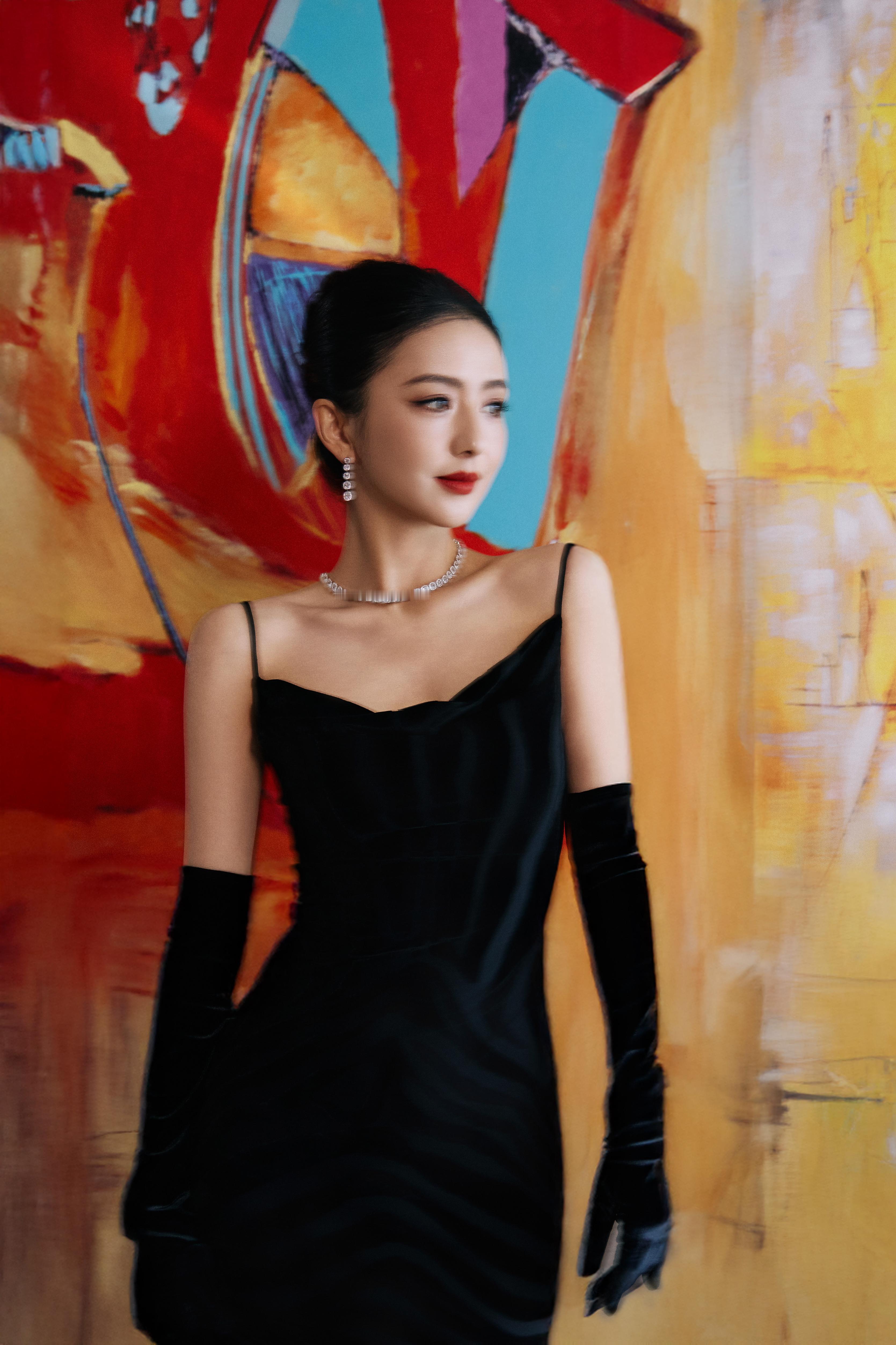 佟丽娅 一袭黑色丝绒吊带长裙勾勒曼妙身姿，冷艳又优雅，举手投足间皆是风情✨佟丽娅