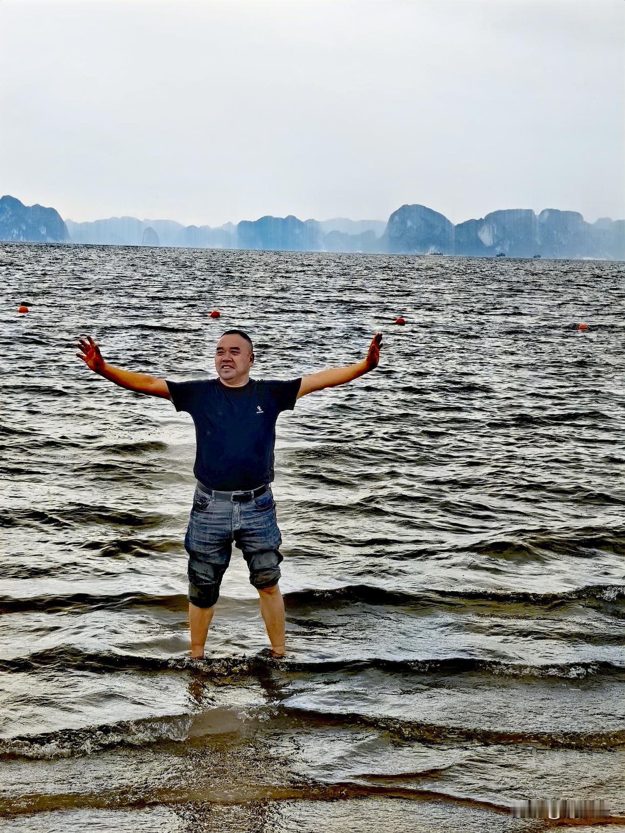 给大家分享一张越南下龙湾的海边照片，这里的故事可不少。下龙湾有“海上桂林”之称，