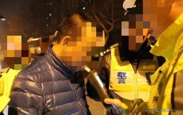 河北，男子喝了几杯酒之后，驾车回家的路途。途中，发现交警正在查酒驾。男子当机立断