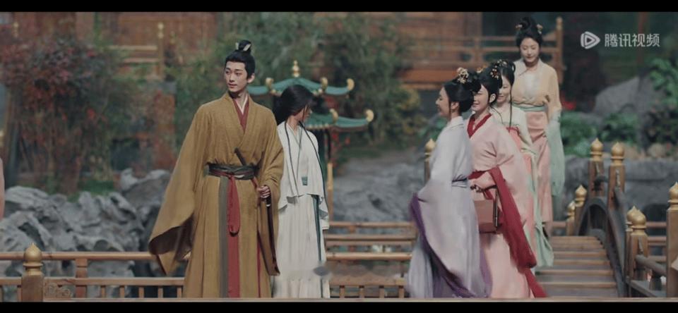 李昀锐看着李策想着袁善见 嘴上说着李策被美人追着跑，脑子里想的其实是袁善见拿着羽