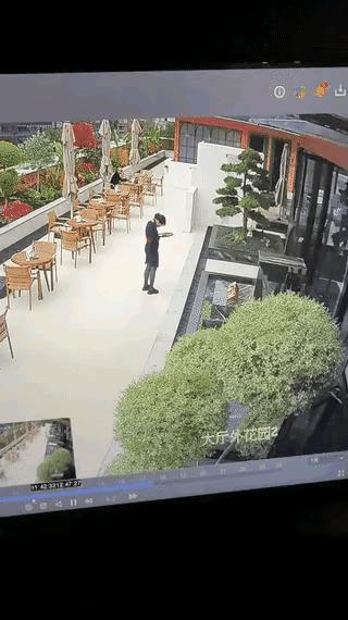 因为看手机而出事的人太多了，可是有些人就不吸取教训，一边干着活，一边看着手机，有