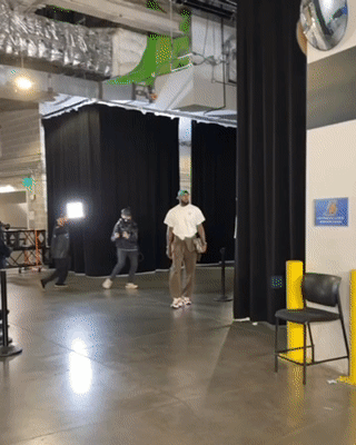 詹姆斯到达大通中心，今天将迎来复出。湖人目前落后掘金1.5场，与火箭胜场差相同湖