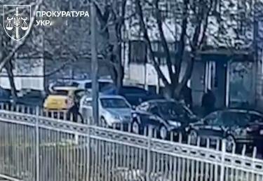 【警方随身摄像头的录像显示，基辅大规模枪击案现场的警察逃离了现场】巡逻警察在悲剧