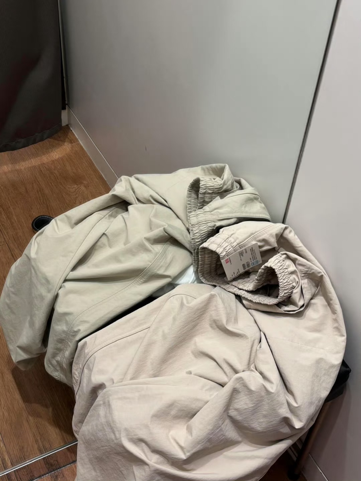 请优衣库 镜子普及全国！不仅是优衣库，感觉所有的服装店的全身镜都有点东西，灯光打