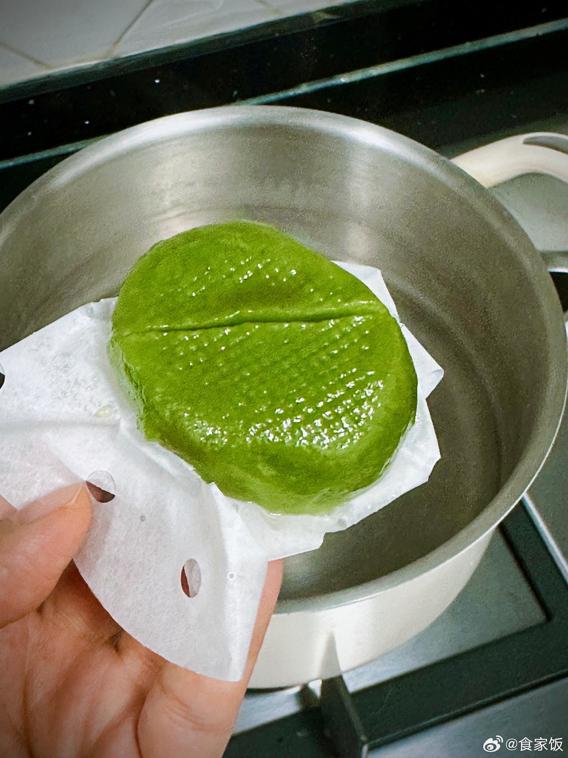 小朋友送来青团。跟我讲，姐姐，青团还有点热的，赶快喫，冷脱就不是一个么事了。我讲