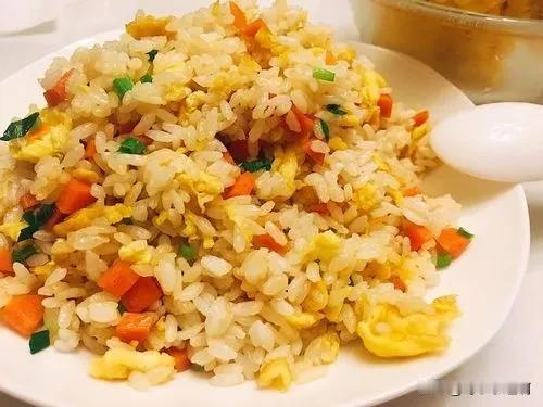 蛋炒饭，简单又美味，做起来吧！

食材
米饭一碗，鸡蛋两个，香肠一根，葱花，食用