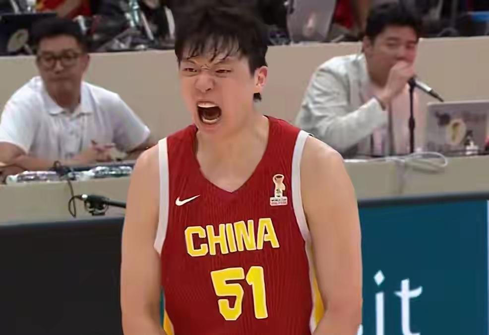 杨瀚森下个赛季有望戴上冠军戒指。
原因是后场空降利拉德和莫兰特两位超级后卫。
利