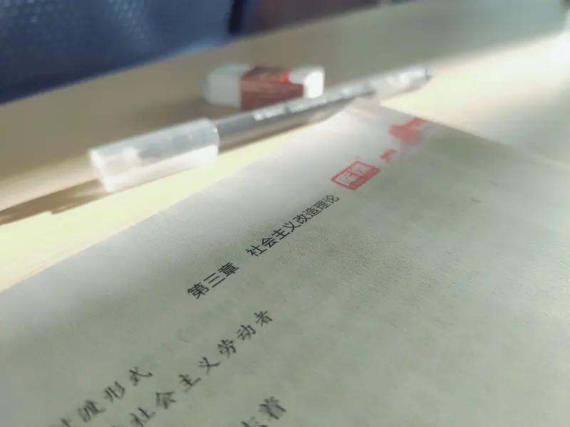 985大学英语专业，到底该做什么工作，才会稳定

女孩毕业后，
考过雅思
做过教