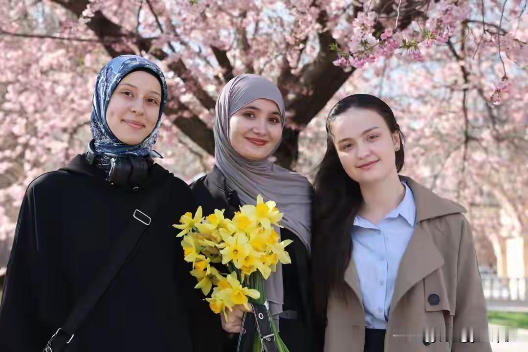 车臣女人不能外嫁，车臣男人却能娶四个老婆。俄罗斯女人嫁过去得戴头巾，还得信伊斯兰