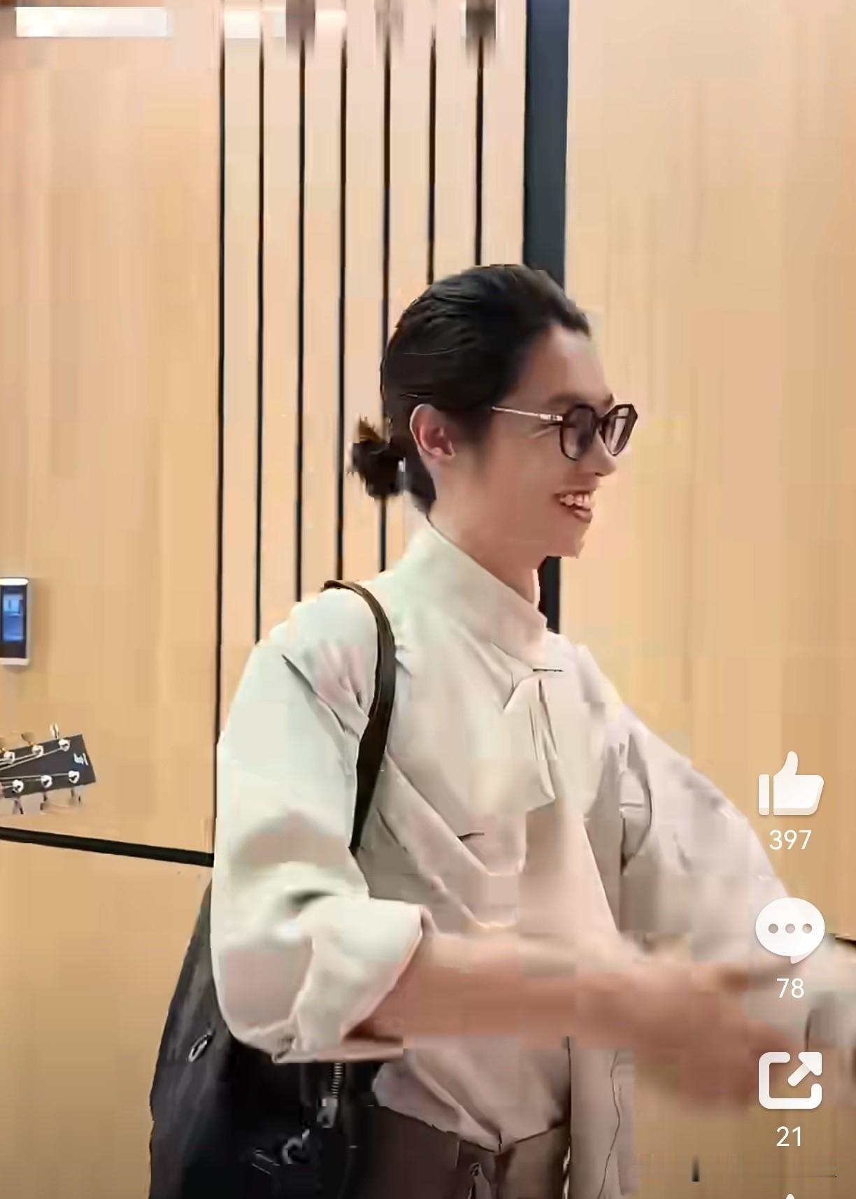这居然是李行亮？完全认不出来，我还以为是谁的舅妈，姨味十足，他衣着打扮时尚了许多