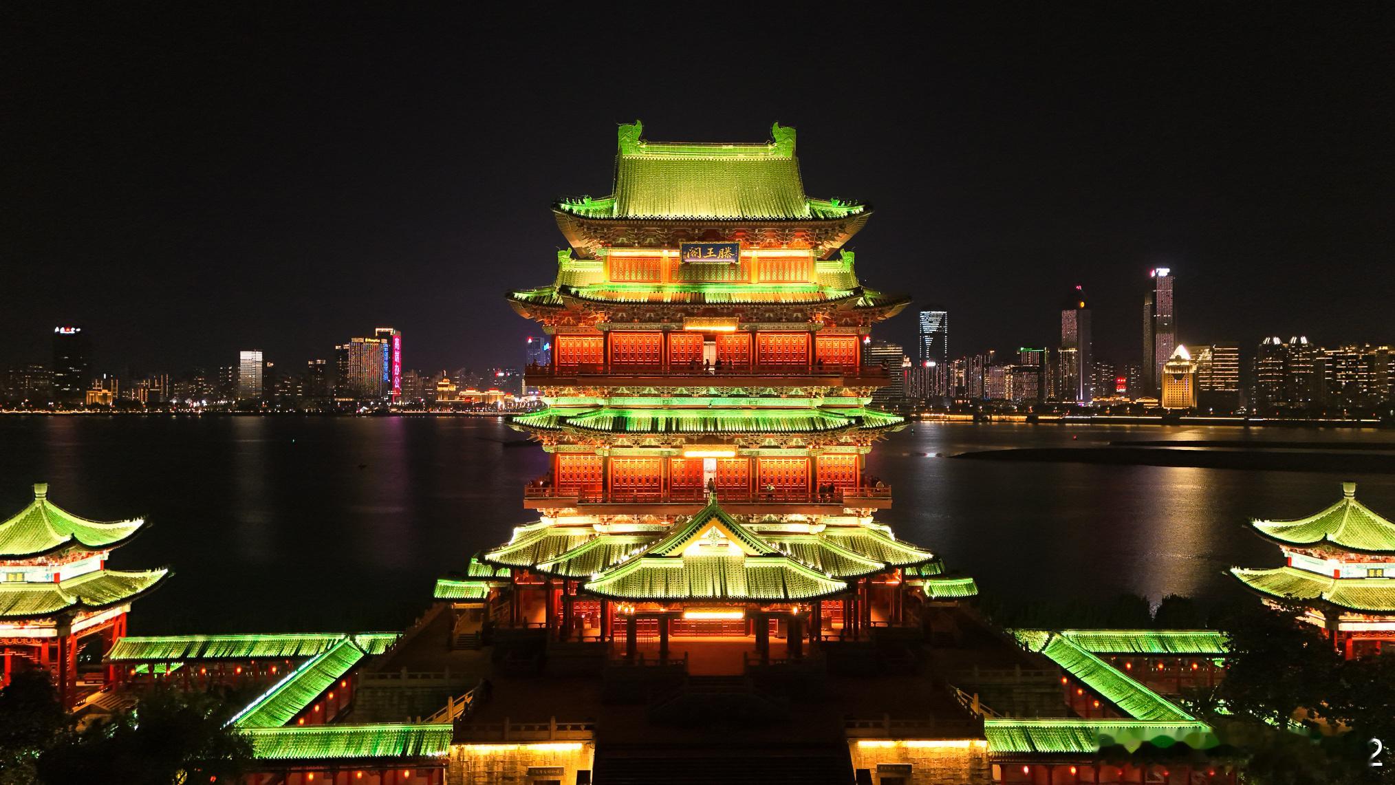 华灯初上，夜游滕王阁是来南昌的另一种玩法。滕王阁在夜色中宛如一颗璀璨明珠。檐角的