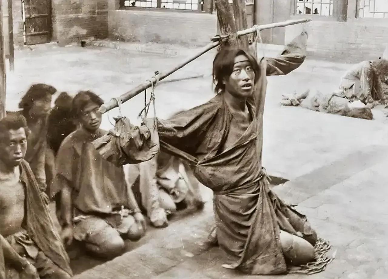 晚清时期，一名被判处“晒刑”的犯人，很多人不知道的是，晒刑是一种残酷而严苛的刑罚