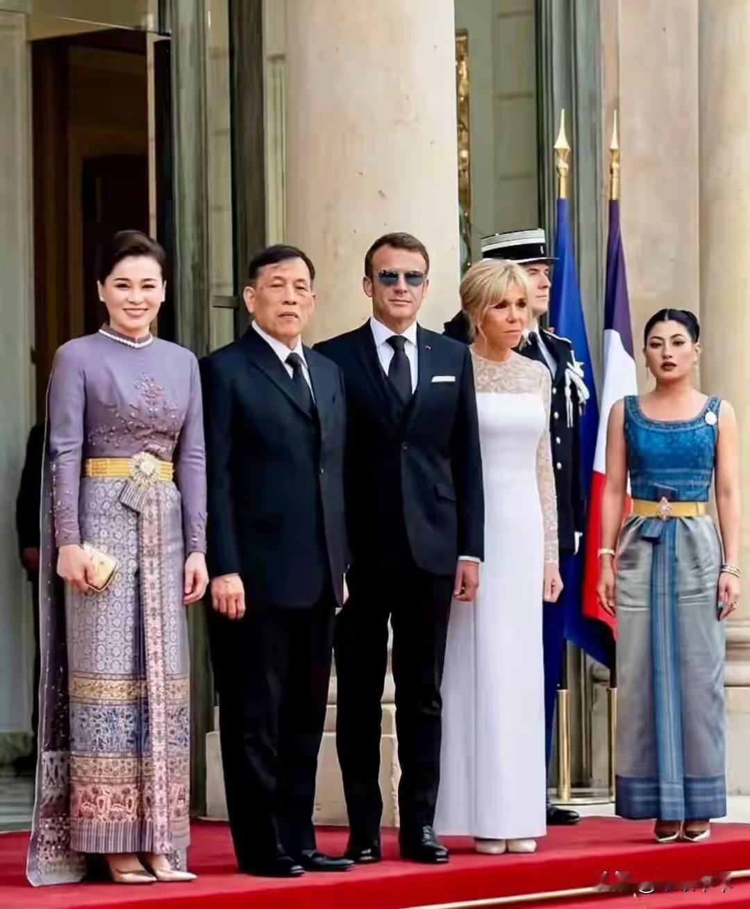 站位很准确，泰国思睿梵公主随同国王吗哈.哇集拉隆功及王后苏提达访问法国，在法国总