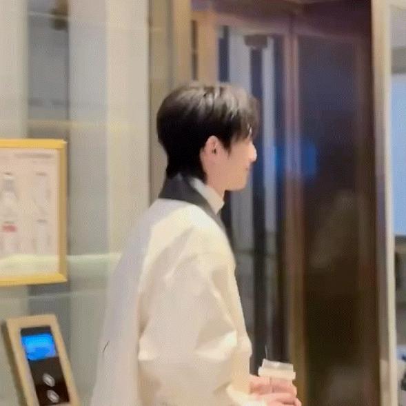 不管你们了这个赖伟明我笑纳了 骄阳似我线下追剧团，赖伟明就是全场焦点！短头发让他