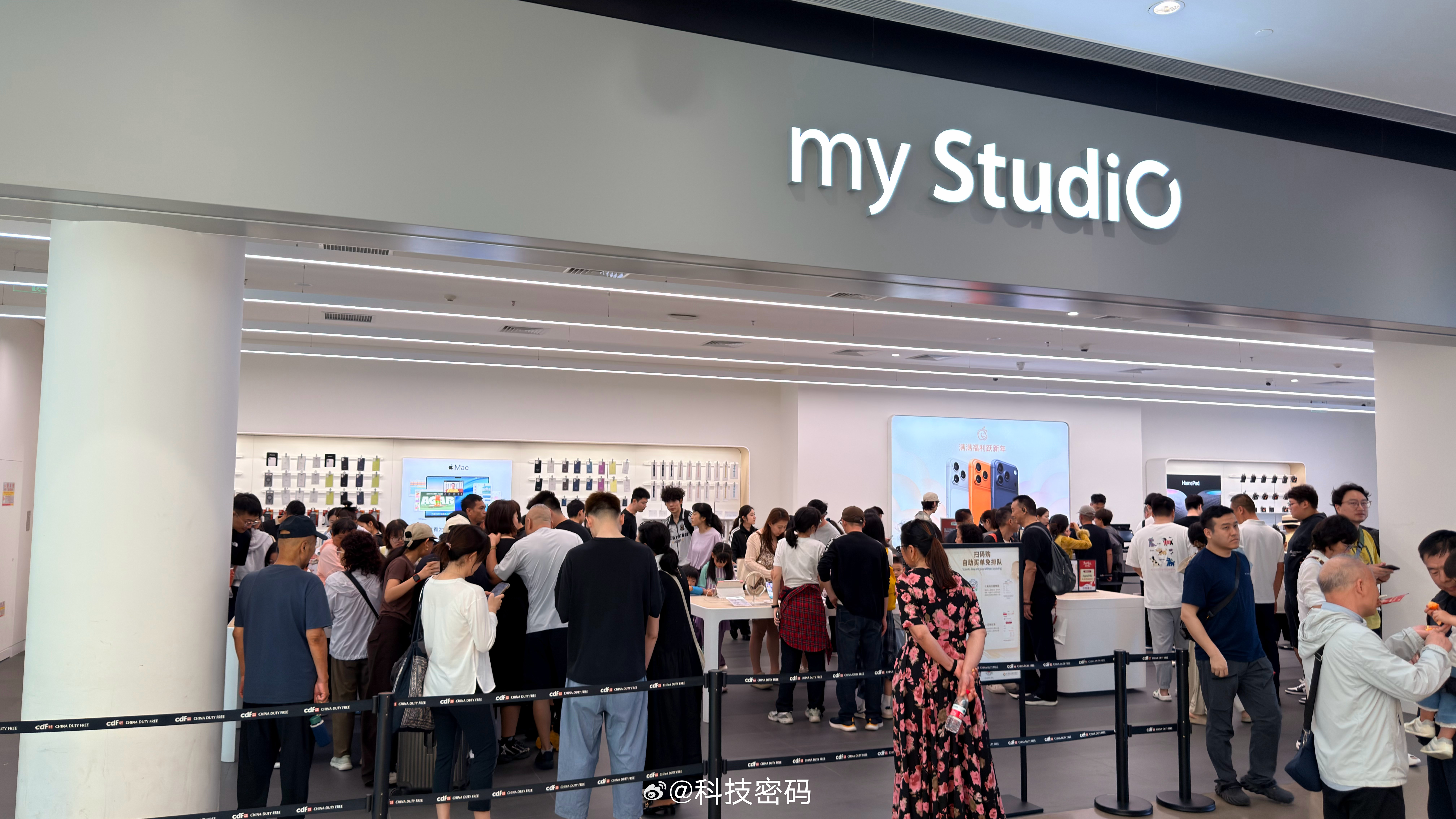 三亚的苹果免税店…..和不要钱一样，iPhone排队买！比行货便宜700 