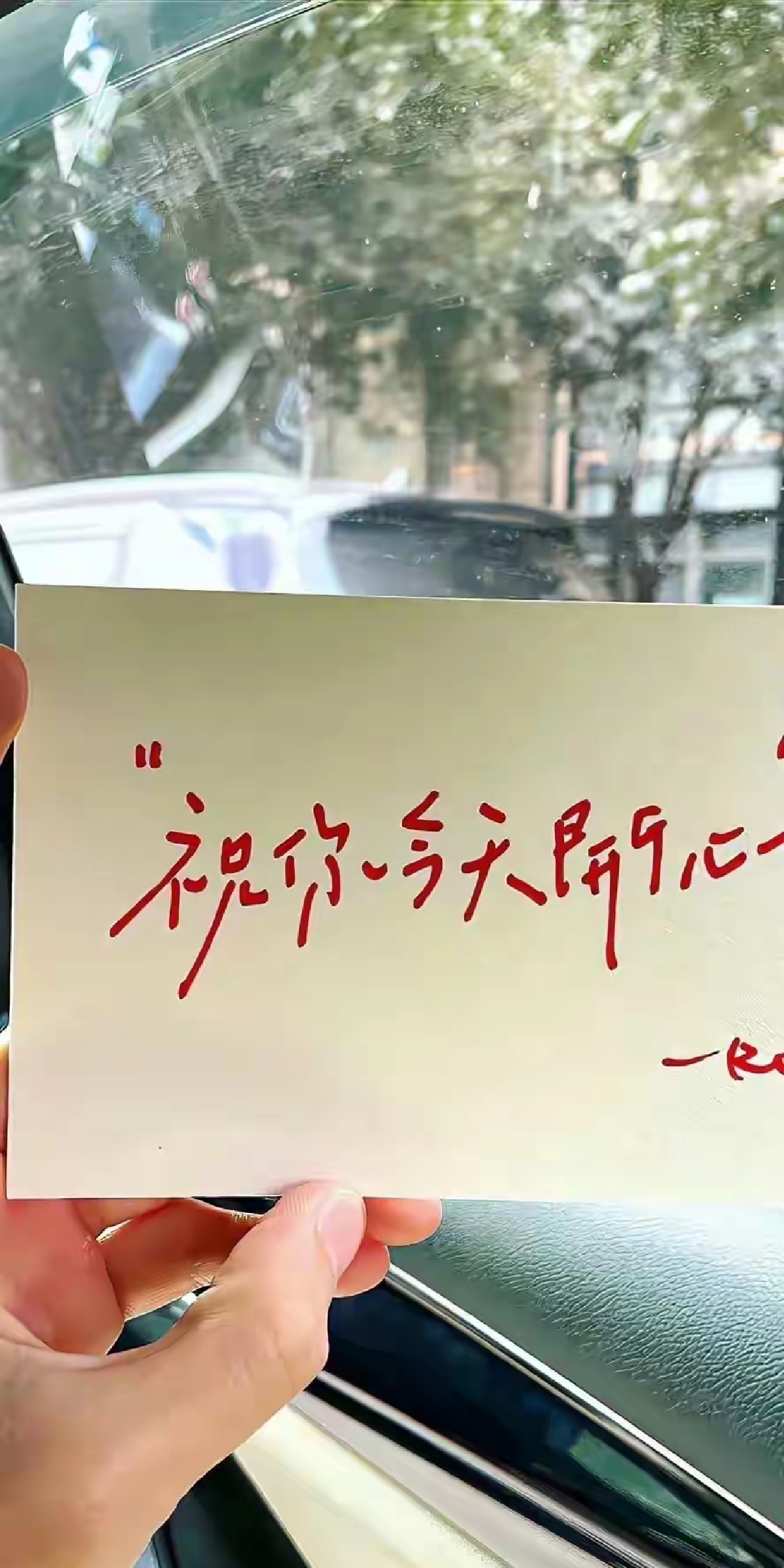 发现一个很扎心的真相：所有的讨好型人格，都不是突然形成的，而是被一件件小事慢慢养