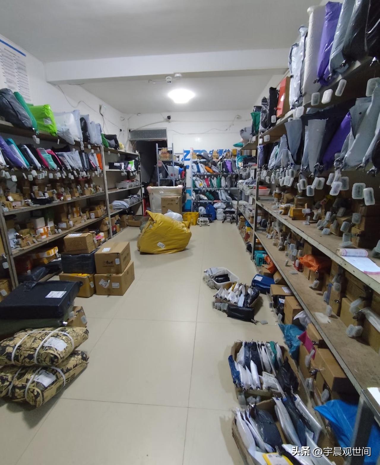 这种无人值守的快递站估计只有中国有。

前段时间我的一个包裹被送错了，送到附近另