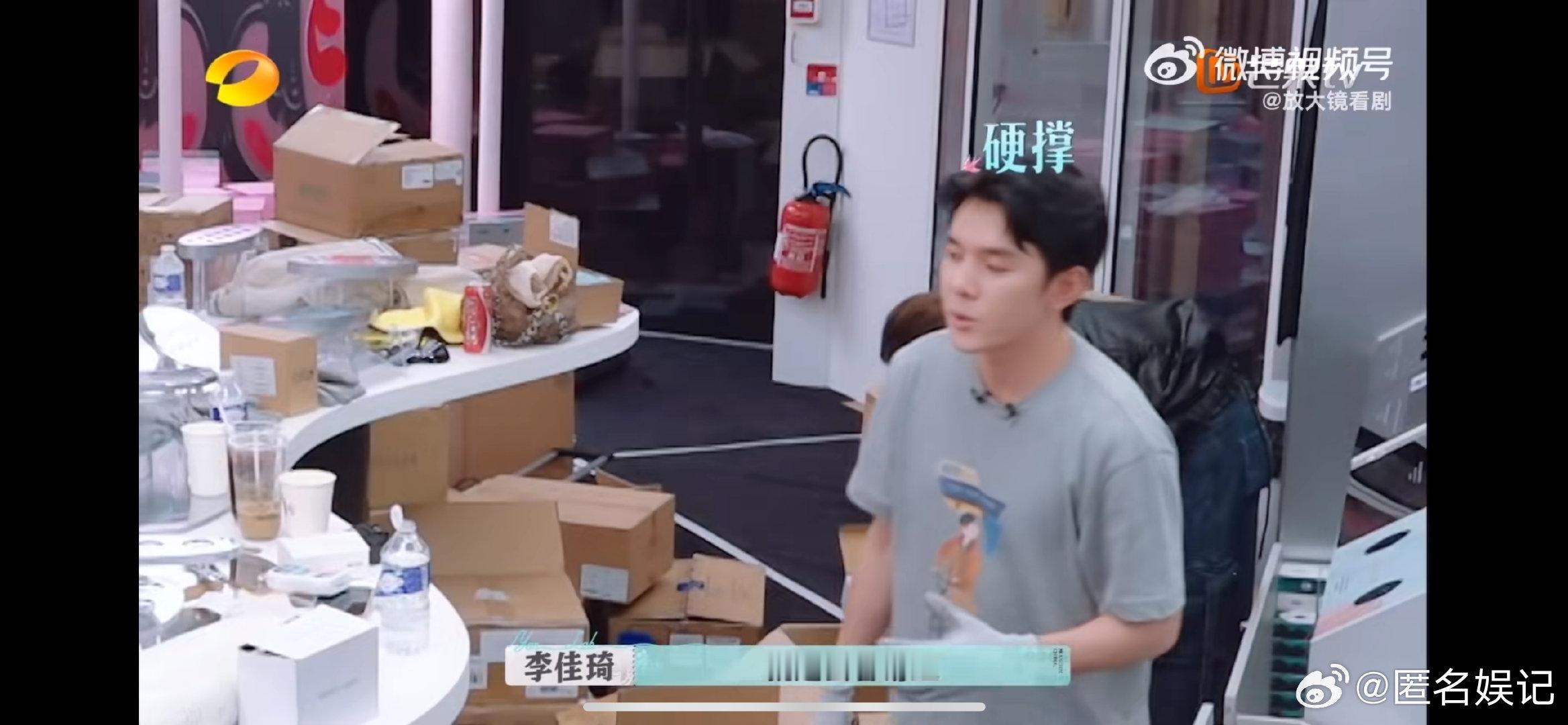 巴黎合伙人 巴黎六头驴被巴黎合伙人笑疯！“六头驴” 搬货连轴转，李佳琦分不清时长