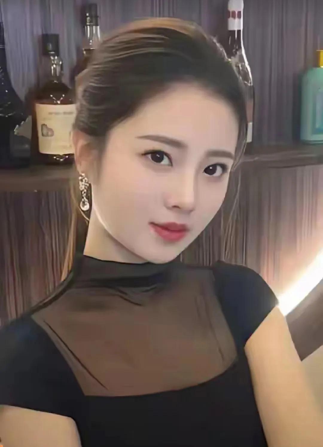 在春意盎然的校园里，苏丽的名字总是与“青春靓丽”紧密相连，她的故事，如同春日里盛