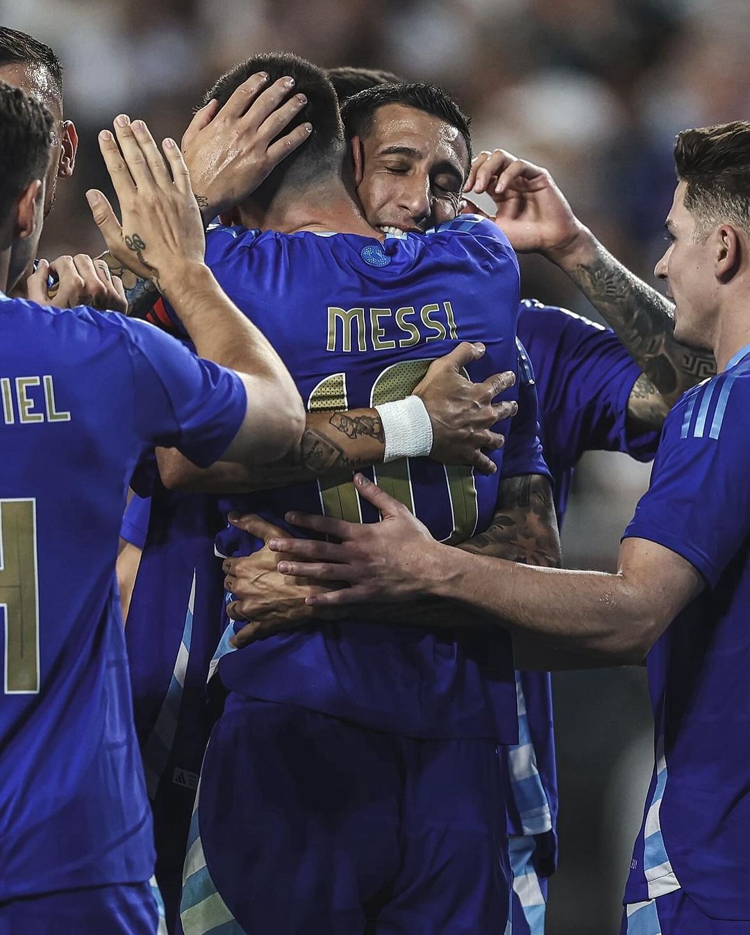 迪马利亚Ins晒与梅西合影：加油，阿根廷！！！我们继续冲⚽️🇦🇷#梅西[超话