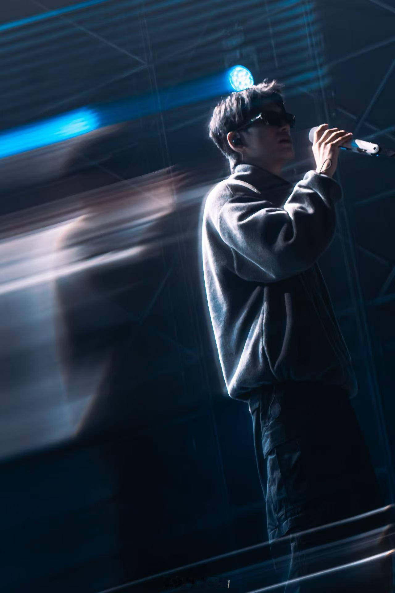 我家那小子姚琛在镜头前大方换衣 谁还没看姚琛换衣服那段，腹肌线条太绝了。他那个大