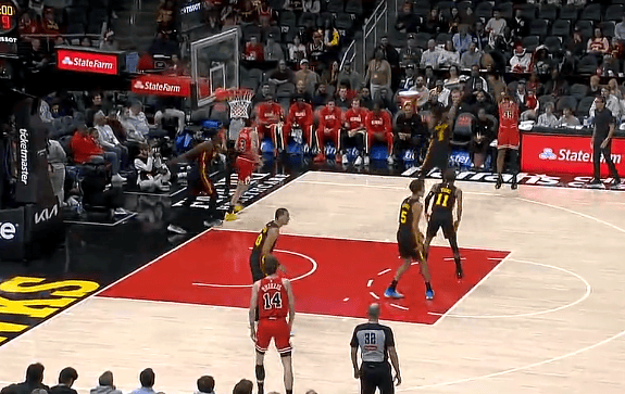 奥科罗外线接球三分命中，公牛打出21-10开局老鹰叫暂停