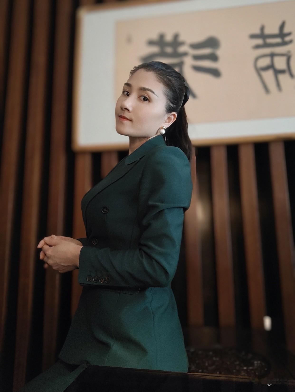 记录我的2026玉手轻抚卷，书香满怀中。