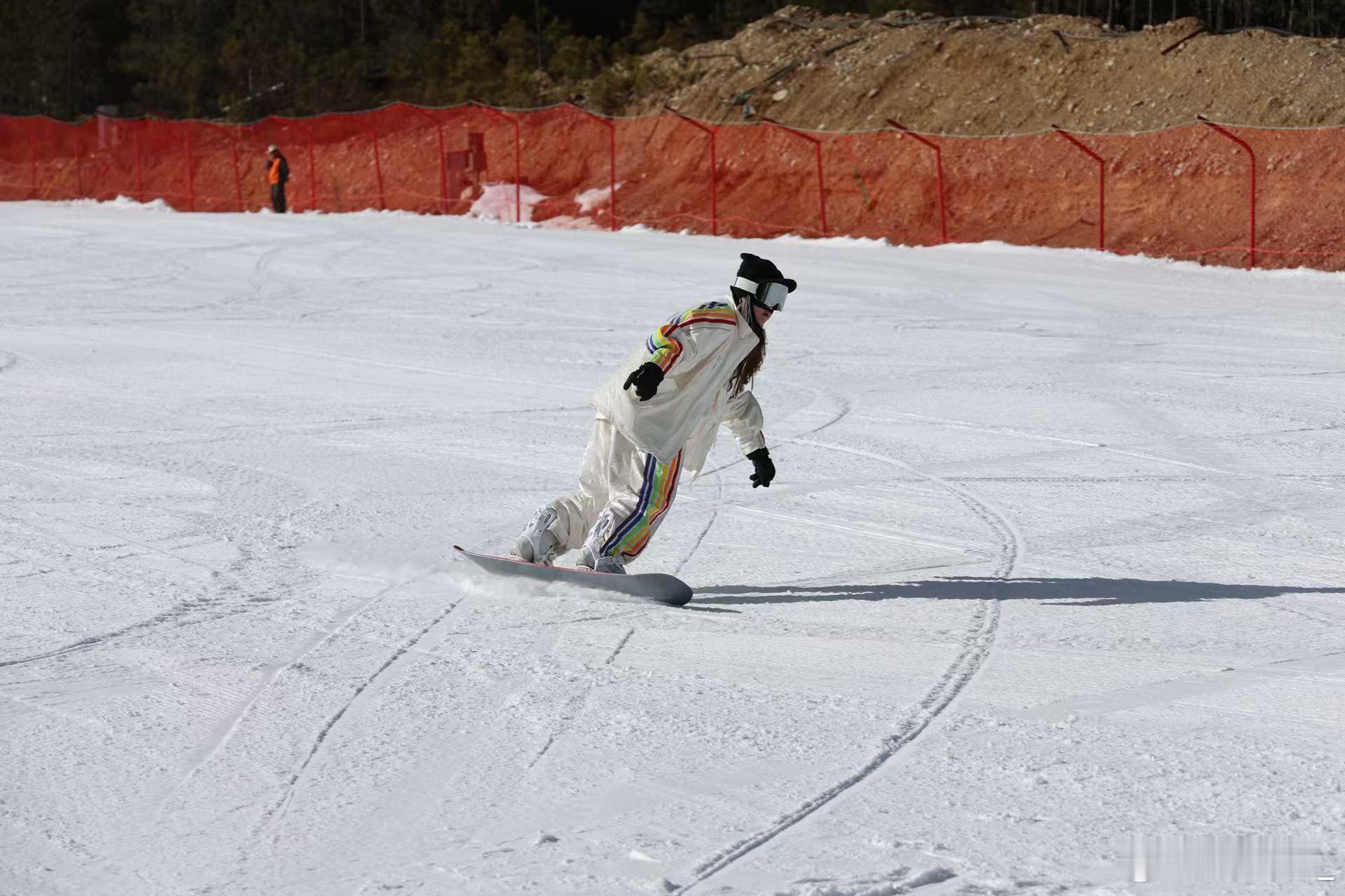 谁说云南只有春天？迪庆的冬季，滑雪板刮过粉雪的声音清脆动听。冰雪会说话，能感受到