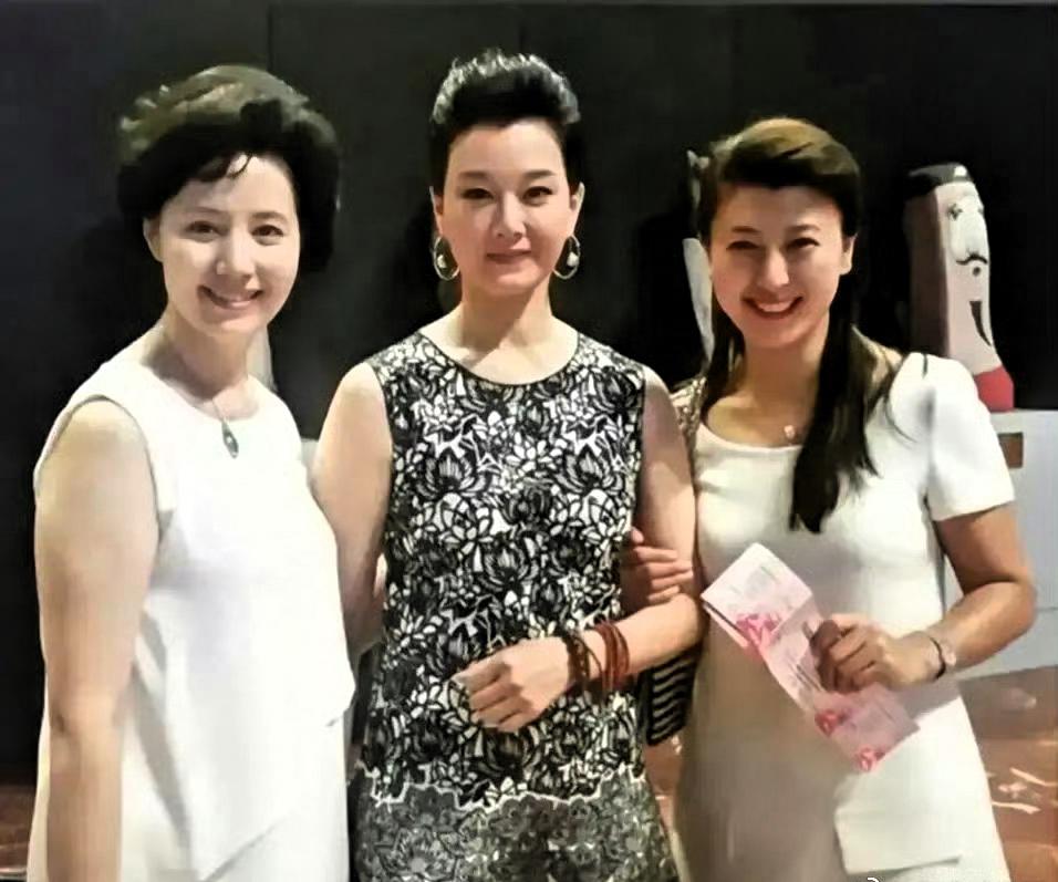 一张旧合影，满是老文艺工作者的韵味
翻看这张老照片，居中的宋祖英，一身黑白花纹无