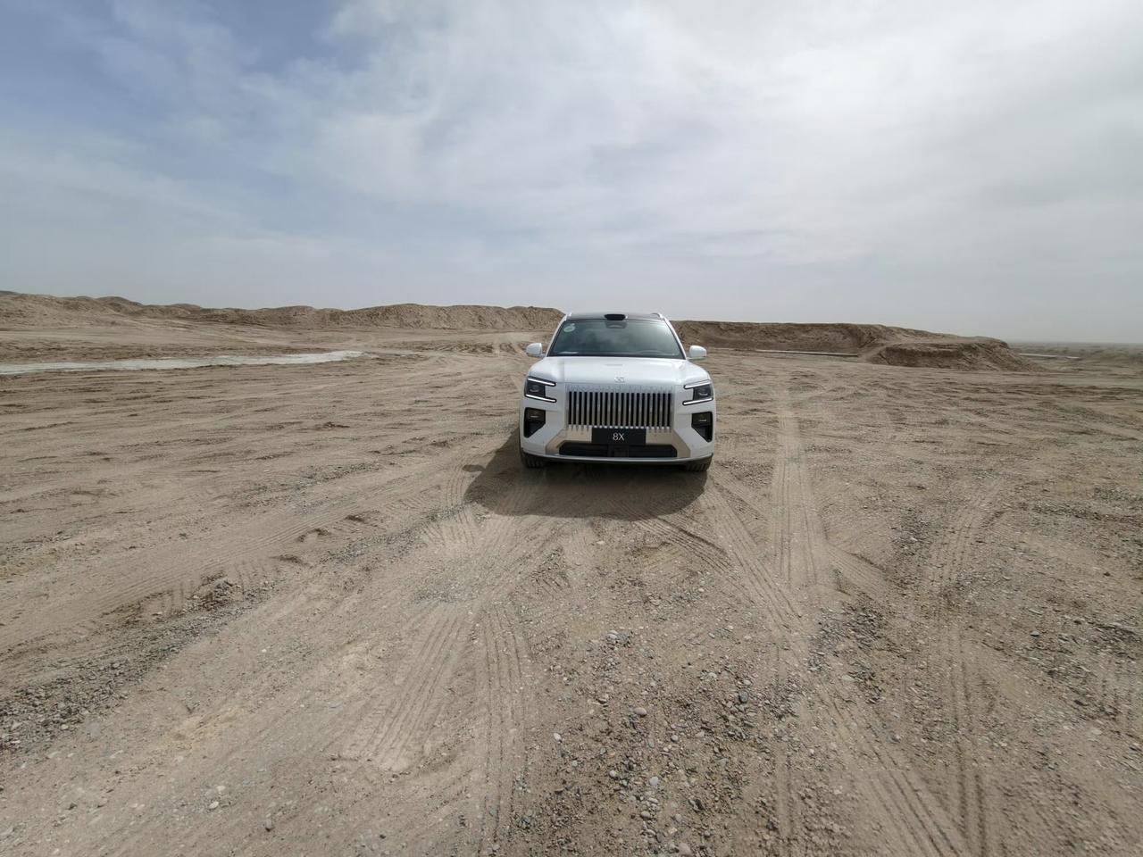 极氪8X真是越看越好看。
黑色还是霸气，而且黑色显尊贵显大，白车在他面前显得小鸟