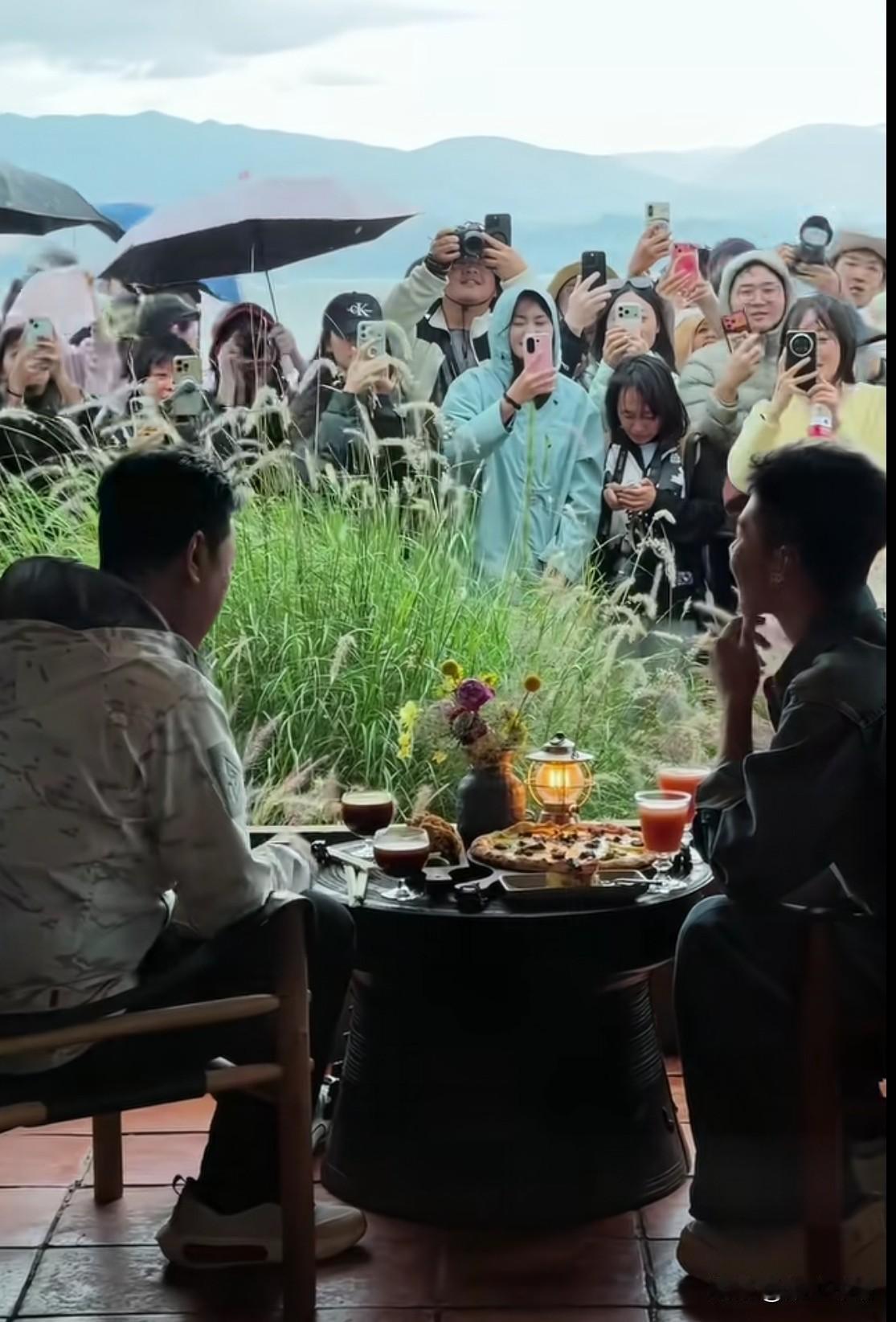 《爸爸去哪儿》小石头又红了，
“男大十八变”，
知道会变帅，但没想到会变得这么帅