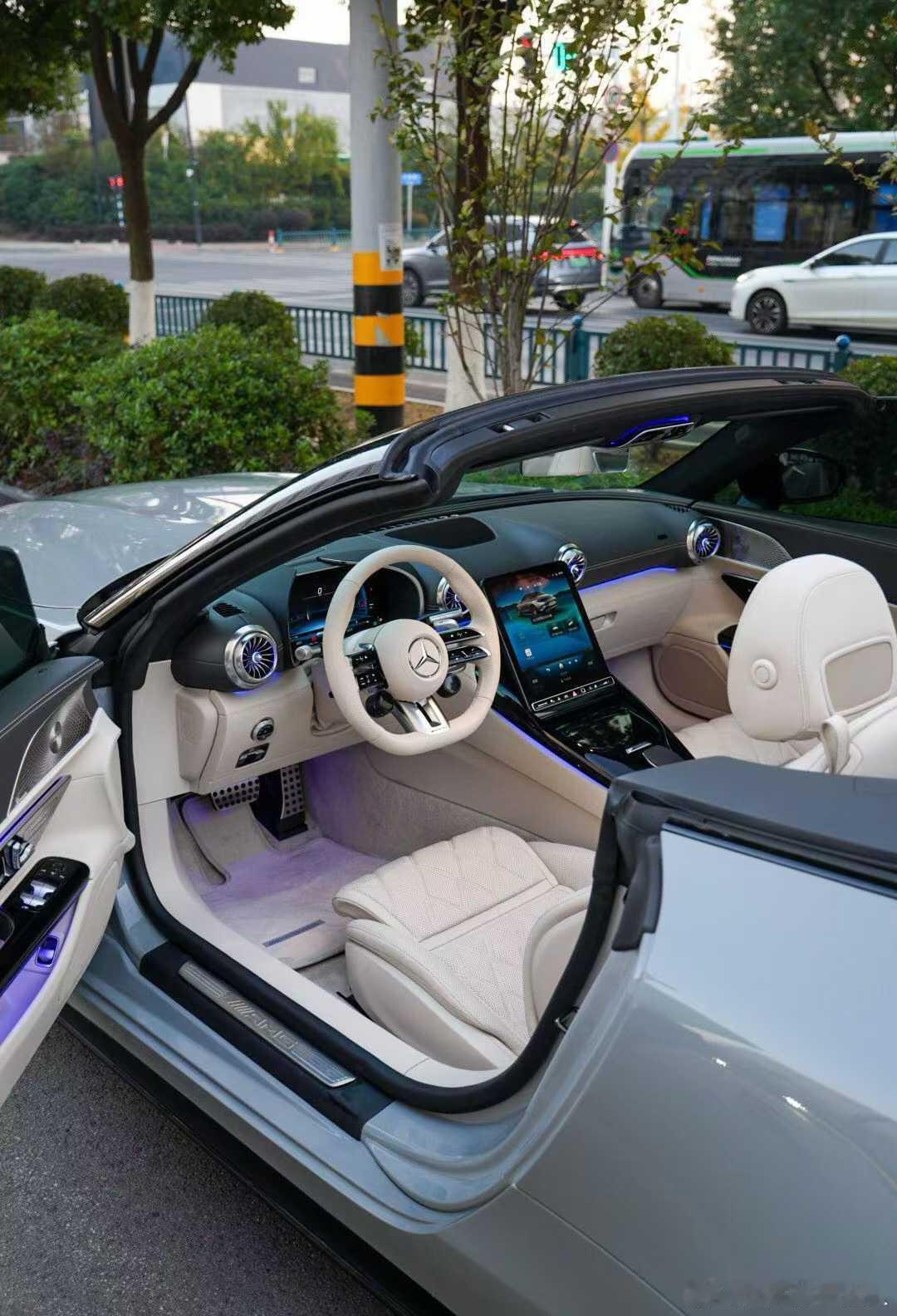 梅赛德斯 奔驰AMG SL63，最优雅配色，2025年上牌2000公里，最美配色