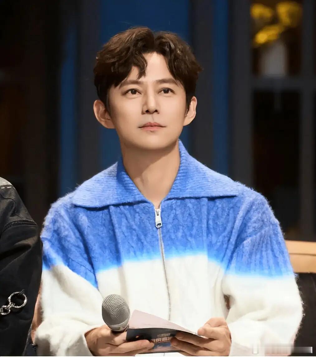 何老师一年的工作光是听着就累了何老师的职场跟别人的职场完全不一样，别人的职场摸鱼