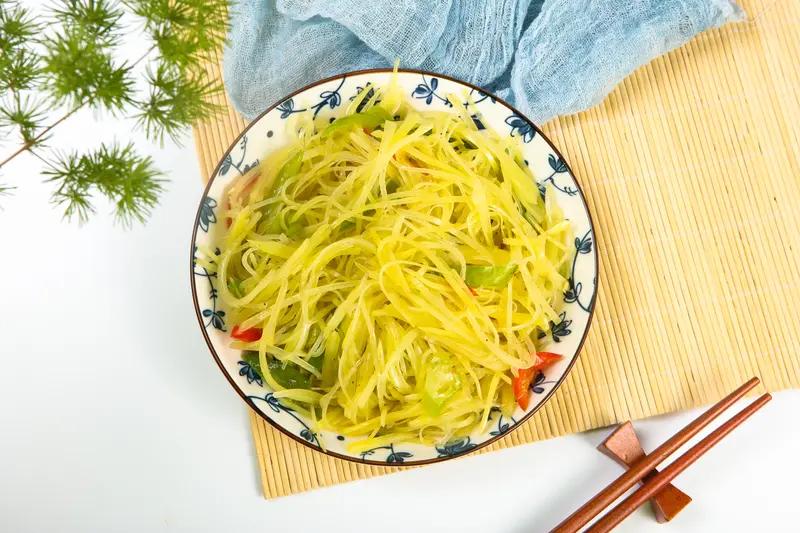大家庭聚会时，常做的菜肴可真不少。就说蒜蓉西兰花，西兰花本身富含维生素与矿物质，